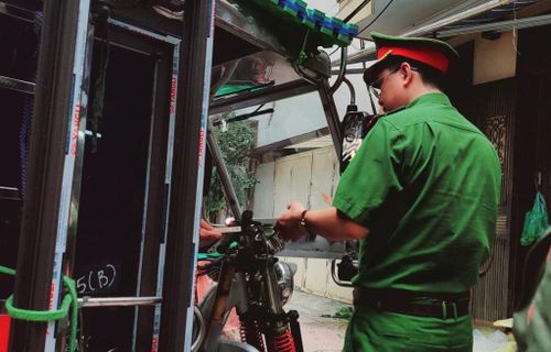 Lực lượng chức năng phường Cầu Giấy kiểm tra, xử lý các trường hợp vi phạm. Ảnh: Vân Nhi