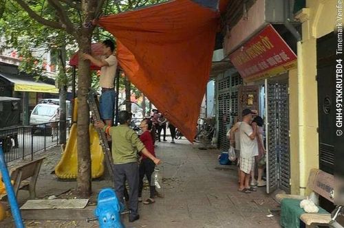 Lực lượng chức năng kiểm tra, xử lý các trường hợp vi phạm. Ảnh: Vân Nhi