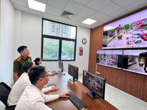 Hoạt động của trung tâm giám sát 5 điểm nghẽn phường Cầu Giấy. Ảnh: Vân Nhi
