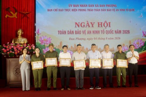 Lãnh đạo xã Đan Phượng trao khen thưởng cho các cá nhân. Ảnh: Thiên Tú