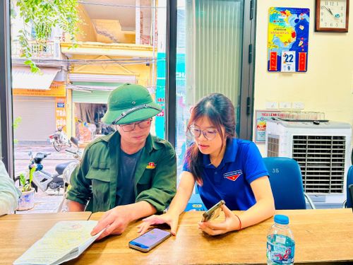 Tuổi trẻ phường Hoàng Mai hỗ trợ người dân kê khai nộp thuế. Ảnh: Trần Oanh