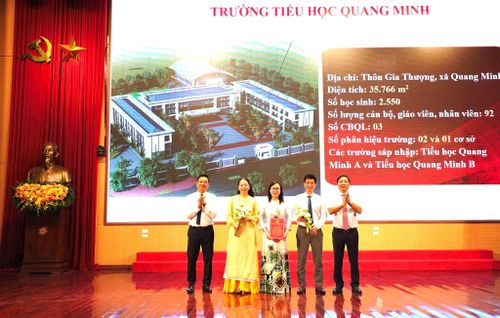 Lãnh đạo xã Quang Minh trao quyết định bổ nhiệm. Ảnh: PV