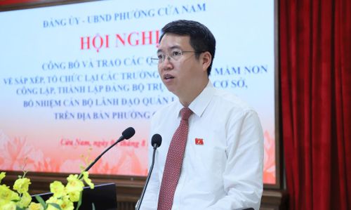 Bí thư Đảng ủy, Chủ tịch HĐND phường Cửa Nam Nguyễn Hoàng Trường phát biểu tại hội nghị. Ảnh: PV