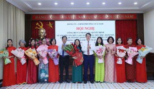 Các đồng chí Thường trực Đảng ủy phường Cửa Nam trao quyết định thành lập Trường Mầm non Quang Trung. Ảnh: PV