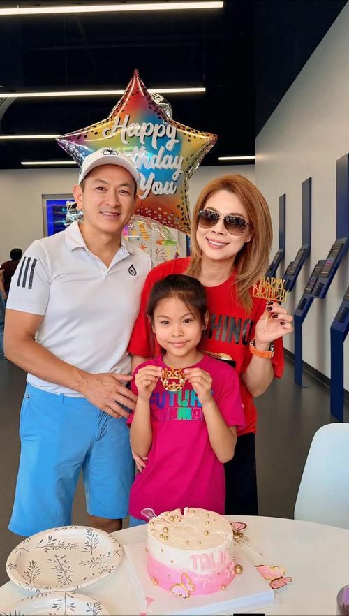 Thanh Thảo là một trong những ca sĩ nổi tiếng của showbiz Việt từ cuối thập niên 1990 và đầu những năm 2000. Sau nhiều năm hoạt động nghệ thuật tại Việt Nam, Thanh Thảo sang nước ngoài sinh sống. Ở tuổi 49, Thanh Thảo được nhiều người ngưỡng mộ bởi sự cân bằng giữa công việc và cuộc sống riêng. Hiện tại, nữ ca sĩ sống cùng chồng và con gái.