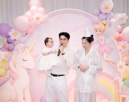 Đáp lại thắc mắc của Ngô Thanh Vân, ngay dưới hình ảnh, nhiều fan hài hước đồn đoán: "Em tương lai làm bất động sản rồi mẹ ơi"; "Em Gạo làm thầy phong thủy chăng?"; "Con thích đi du lịch khám phá, blogger review nổi tiếng giống ba Huy"; "Là Gạo sẽ đi khám phá khắp thế giới và phía sau lưng chắc chắn là sự hậu thuẫn của ba mẹ đó";...