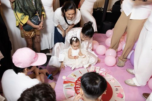 Ở một khoảnh khắc khác, bé Gạo chọn một chiếc muỗng trong tiếng reo hò của mọi người. Dẫn dắt trò chơi này, Xuân Lan dự đoán bé Gạo sẽ nối nghiệp đầu bếp, mở nhà hàng giống bố.