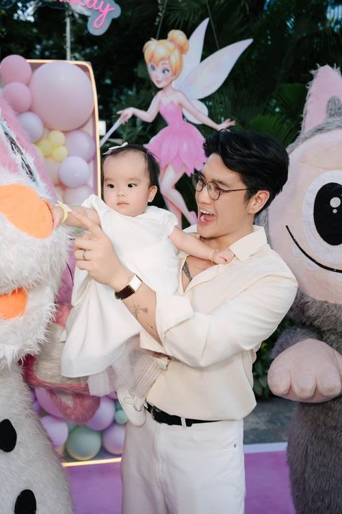 Nhiều khách mời còn nhận xét bé Gạo rất dễ thương, là bản sao của bố về ngoại hình và bày tỏ bất ngờ khi nhóc tỳ vừa tròn một tuổi tỏ ra dạn dĩ, không quấy khóc nơi đông người.