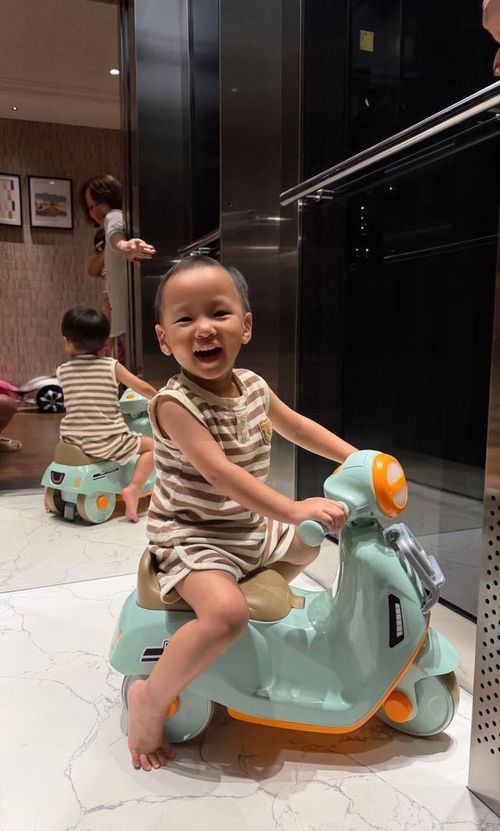 Vẻ ngoài đáng yêu của con trai Phương Oanh ở tuổi lên 2.