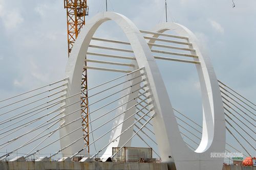 Hệ vòm thép dây văng tạo điểm nhấn cho cầu Đuống mới.