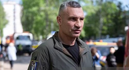 Ban đầu, Thị trưởng Kiev Vitali Klitschko cho biết một tòa chung cư 20 tầng tại quận Obolonsky ở phía bắc thủ đô đã bốc cháy, nghi do trúng tên lửa. Mảnh vỡ từ tên lửa bị đánh chặn cũng rơi gần một khu chung cư khác, trong khi nhiều đám cháy bùng phát tại khu vực ngoại ô.