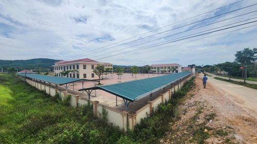 Nhà để xe cho học sinh Trường THCS Tràng Sơn, xã Lương Sơn (tỉnh Nghệ An) trị giá khoảng 700 triệu đồng chưa có báo cáo đề xuất chủ trương đầu tư. Ảnh: ĐB.