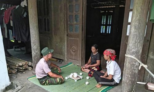 Đời sống của người dân làng 327, bản Năng Cát đang gặp nhiều khó khăn vì không được cấp sổ đỏ.