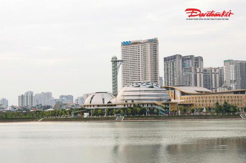 Điểm nhấn nổi bật của khu vực là Cung Thiếu nhi Hà Nội với kiến trúc hiện đại, thân thiện với thiên nhiên và ứng dụng nhiều thiết bị vận hành thông minh. Công trình bao gồm nhà hát 800 chỗ, rạp chiếu phim 200 chỗ, nhà thi đấu 500 chỗ, bể bơi 10 làn, khu học tập, thư viện cùng tháp thiên văn, tạo thành tổ hợp văn hóa - giáo dục quy mô lớn dành cho thiếu nhi Thủ đô.