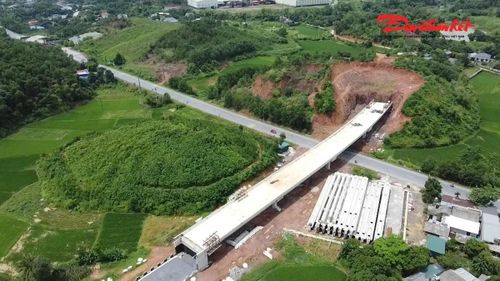 Cầu vượt Quốc lộ 3 mới trên tuyến Vành đai 1 Thái Nguyên đã hoàn thành phần cầu, nhưng chưa xây dựng đường dẫn, thậm chí một đầu cầu đang dừng lại ở giữa quả đồi. Ảnh: Toán Nguyễn (Chụp tháng 8/2026).