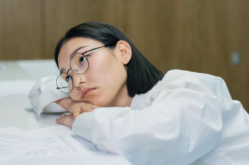 Nhiều Gen Z chưa thể rời khỏi sự hỗ trợ của gia đình. Ảnh minh họa: Cottonbro Studio/Pexels.