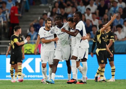 Pavard (thứ hai từ phải sang) ghi bàn cho Inter trong trận giao hữu với Man City hôm 1/8. Ảnh: Reuters.