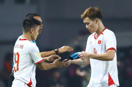 Hoàng Đức trao lại băng đội trưởng khi Quang Hải vào sân ở trận gặp Indonesia hôm 3/8 vừa qua. Ảnh: Minh Chiến.