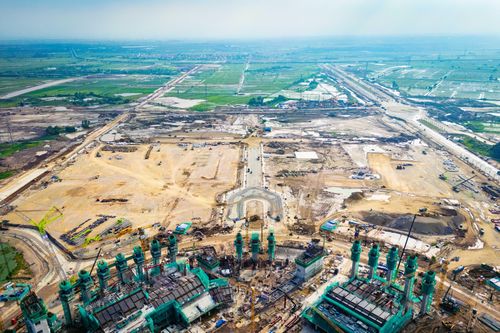 Bao quanh sân vận động là hệ sinh thái thể thao được quy hoạch đồng bộ, bao gồm nhà thi đấu đa năng, bể bơi Olympic, cụm sân quần vợt, trung tâm huấn luyện vận động viên đạt chuẩn quốc tế, cùng nhiều hạng mục dịch vụ, thương mại và giải trí. Hệ sinh thái phụ trợ xung quanh sân vận động được thiết kế đa dạng, tạo thành một tổ hợp thể thao - giải trí - văn hóa.