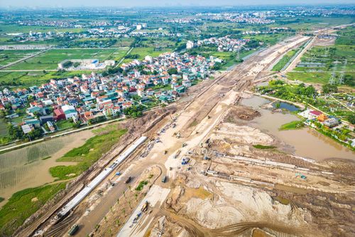 Hệ thống đường nội khu và các tuyến giao thông kết nối đạt hơn 80% khối lượng. Các hạng mục như thảm nhựa, trồng cây xanh và hoàn thiện hạ tầng kỹ thuật đang được triển khai, từng bước hoàn chỉnh mạng lưới giao thông phục vụ sân vận động.