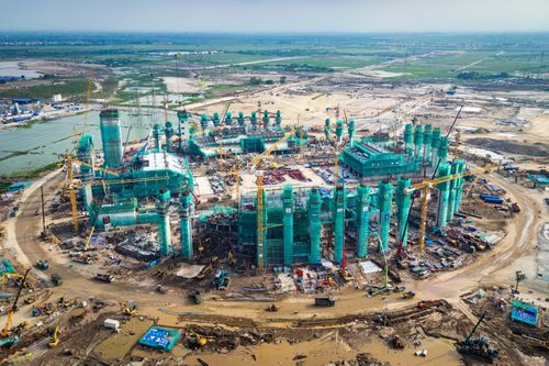 Vingroup vừa chính thức đặt tên "VinFast" cho sân vận động lớn nhất thế giới, được xây dựng tại khu đô thị thể thao quốc tế Hà Nội. Trước đó, công trình này mang các tên gọi khác nhau, như Lạc Việt, Trống Đồng...