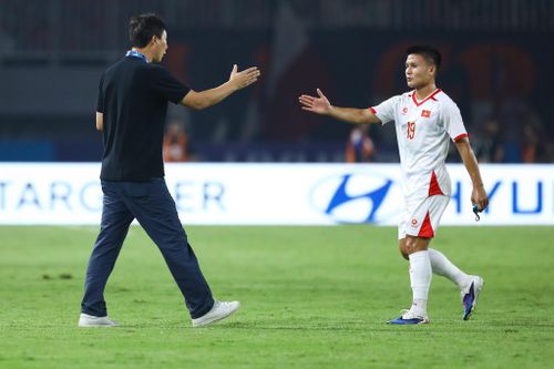 HLV Kim xử lý trận đấu tốt hơn so với John Herdman bên phía tuyển Indonesia. Ảnh: Minh Chiến.