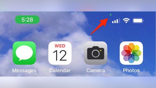  Trên iPhone, chấm màu cam hoặc xanh lá xuất hiện ở góc màn hình để thông báo khi một ứng dụng đang sử dụng micro hoặc camera. Ảnh: Fox News. 