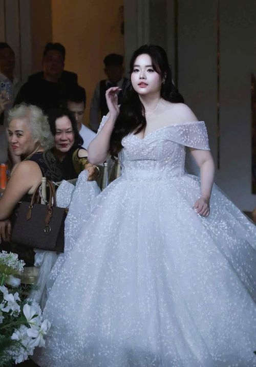 Bảo Ngọc trong chiếc váy cưới tưởng chừng không bao giờ có thể được mặc.