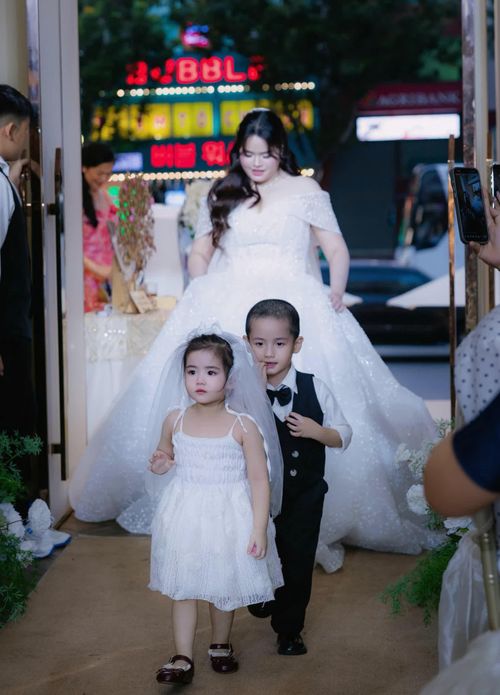 Ba con cùng Ngọc tiến vào lễ đường.