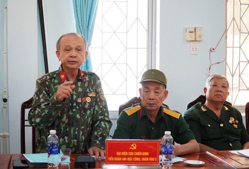 Ông Phạm Công Hưởng (bìa trái) cùng các CCB quay trở lại xã Đăk Pék (Quảng Ngãi) để tìm đồng đội