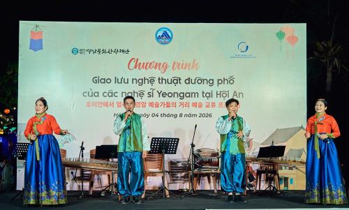 Kết hợp hài hòa với những màn trình diễn quốc nhạc trình độ cao và các tiết mục K-POP gần gũi