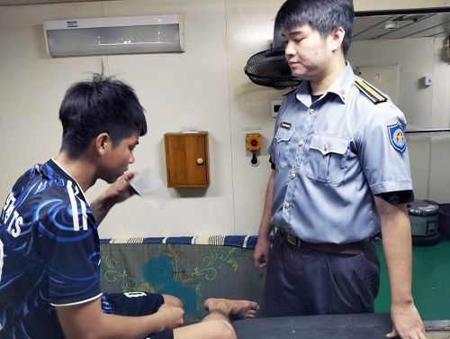 Động viên, thăm hỏi ngư dân được cấp cứu kịp thời