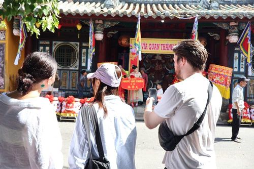 Mỗi dịp tổ chức, lễ vía trở thành sự kiện được nhiều du khách quốc tế thích thú tìm hiểu, tham gia