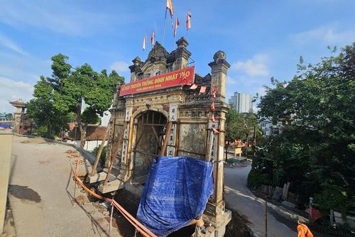 Người dân Nhật Tảo đóng góp kinh phí và ứng dụng công nghệ nâng nguyên khối để gìn giữ trọn vẹn kết cấu cùng dấu tích kiến trúc độc đáo của cổng làng