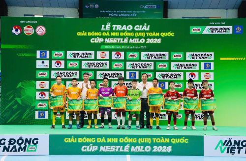 Ban tổ chức trao thưởng cho các cầu thủ nhí tiêu biểu