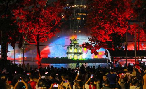 Màn trình diễn ánh sáng 3D Mapping trên Tháp Rùa kết hợp hệ thống màn nước thu hút sự quan tâm của đông đảo công chúng dịp kỷ niệm 80 năm Cách mạng tháng Tám và Quốc khánh 2/9. Ảnh: TTXVN