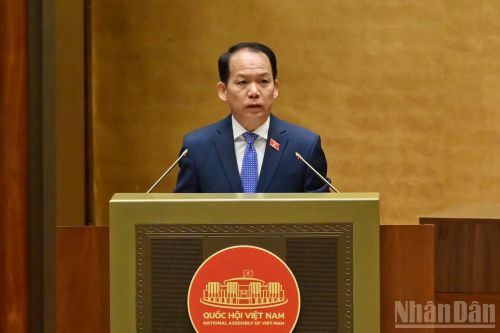 Bộ trưởng Tư pháp Hoàng Thanh Tùng trình bày Tờ trình tóm tắt dự án Luật. (Ảnh: THỦY NGUYÊN)