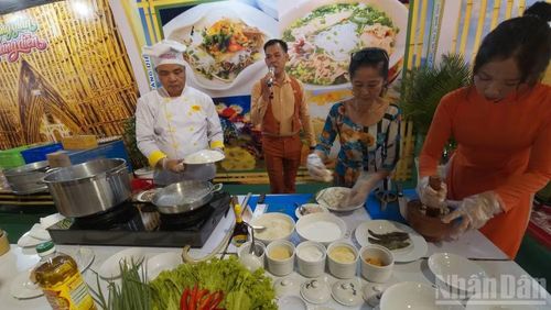 Trình diễn nấu bún quậy Phú Quốc.