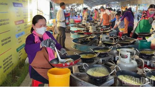 Các nghệ nhân trình diễn đổ bánh xèo.