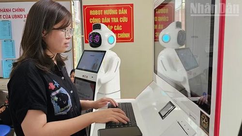 Kiosk thông minh, Robot hướng dẫn, hỗ trợ công dân Thanh Hóa đăng ký giải quyết hồ sơ hành chính. (Ảnh: MAI LUẬN)