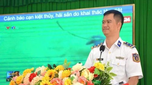 Báo cáo viên của Vùng Cảnh sát biển 3 tuyên truyền tại hội nghị.