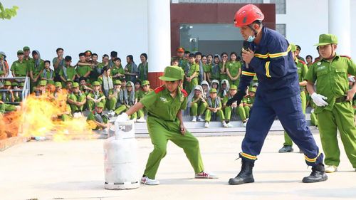 Hướng dẫn kỹ năng phòng cháy, chữa cháy và thoát nạn trong môi trường có nhiều khí độc. (Ảnh: THANH THẢO)
