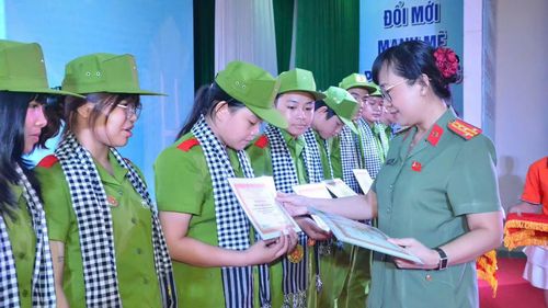 Đại tá Võ Thị Hoài Ngọc, Phó Giám đốc Công an tỉnh Đồng Tháp trao giấy chứng nhận cho các chiến sĩ hoàn thành chương trình “Học làm chiến sĩ Công an”. (Ảnh: THANH THẢO)