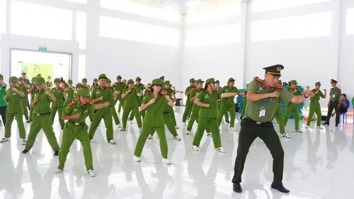 Hướng dẫn võ thuật Công an nhân dân bài 25 động tác. (Ảnh: THANH THẢO)