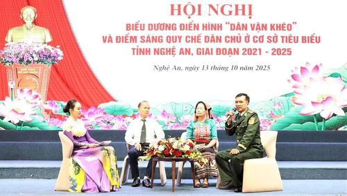 Các đại biểu chia sẻ kinh nghiệm về thực hiện quy chế dân chủ ở cơ sở tại Hội nghị biểu dương điển hình “Dân vận khéo” và điểm sáng Quy chế dân chủ ở cơ sở tiêu biểu tỉnh Nghệ An giai đoạn 2021-2025. (Ảnh: NGUYỄN OANH)