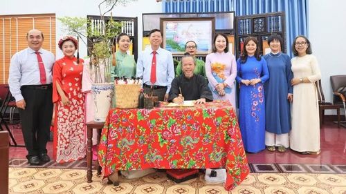 Chương trình nghệ thuật viết thư pháp kết hợp hoạt động thưởng trà tạo điểm nhấn, lan tỏa thông điệp đoàn kết và hữu nghị ASEAN.