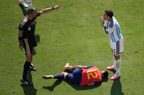 Leandro Paredes (số 5) phạm lỗi với Pedro Porro (số 12) trong trận chung kết World Cup 2026 giữa Argentina và Tây Ban Nha. Ảnh: AP
