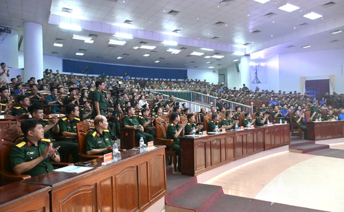 Các đại biểu tham dự khai mạc hội thi. 