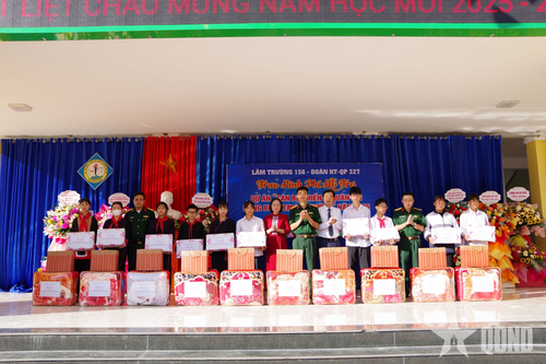 Cán bộ Lâm trường 156 trao kinh phí hỗ trợ Dự án "Cán bộ, chiến sĩ quân đội nâng bước em tới trường" năm 2025. 