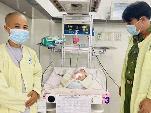 Công an phường Đức Phổ kịp thời hỗ trợ trường hợp cháu bé sơ sinh bị bỏ rơi.